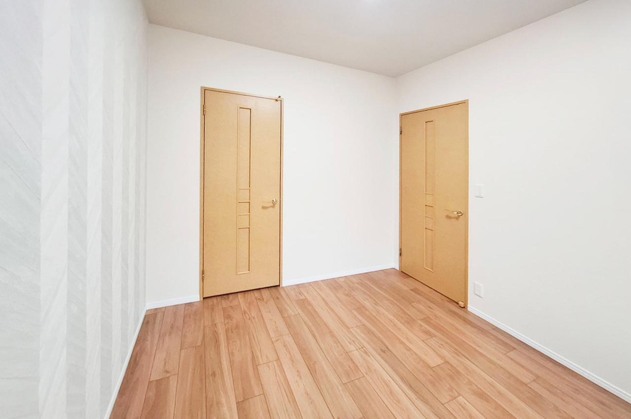 洋室②：壁や天井のクロスを貼替え済み。