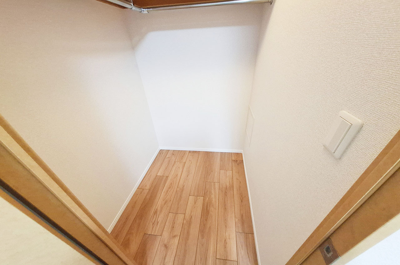 洋室②ウォークインクローゼット：衣類や季節ものなどたっぷり収納可能です。