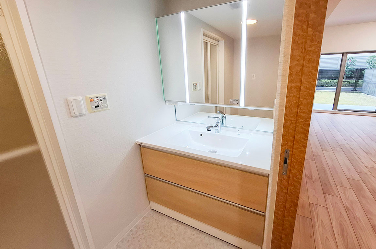 洗面室：壁・天井クロスと床のクッションフロアを貼替え済み。