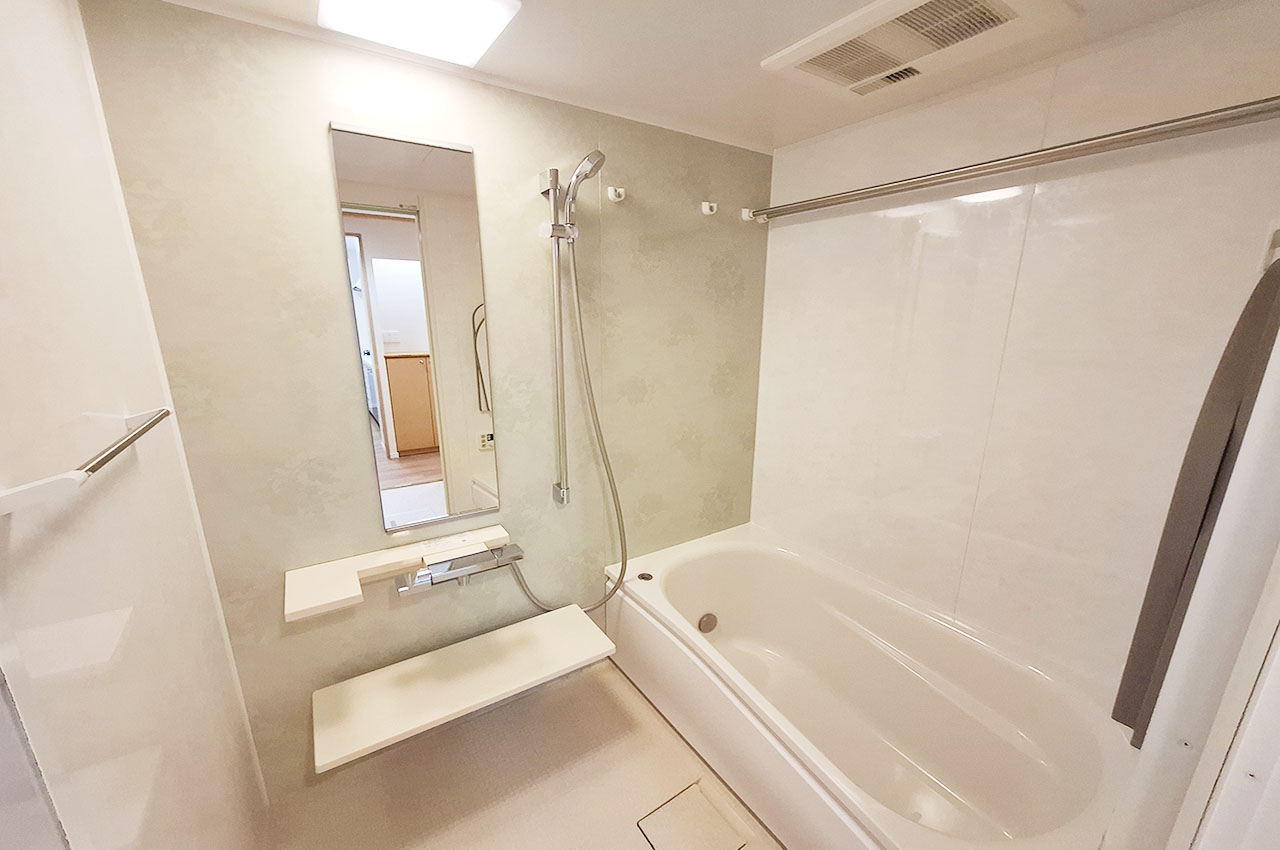 バスルーム：柔らかなグリーンのパネルで落ち着いた雰囲気のバスルーム。