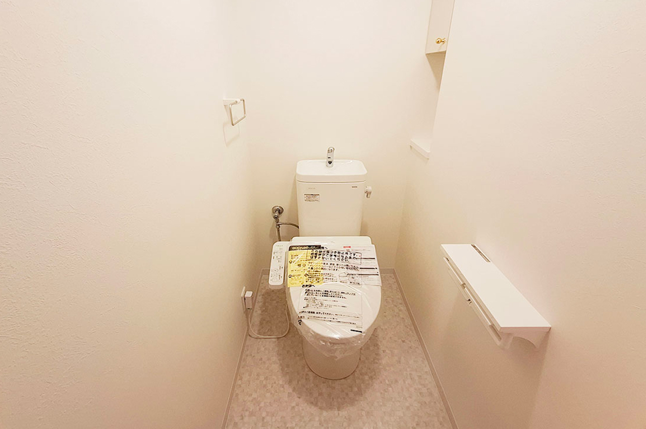 トイレ：便器・温水洗浄便座新調済み。