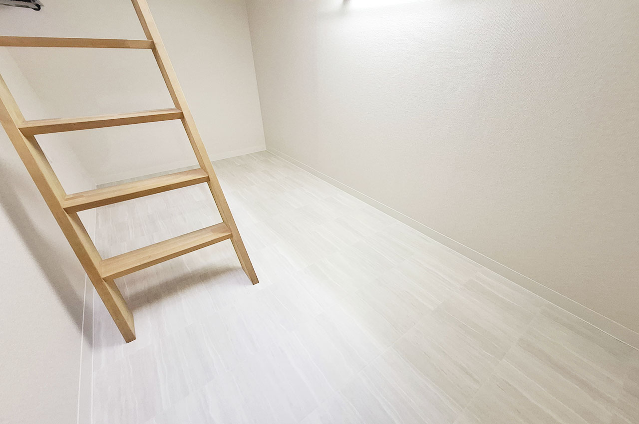 床下収納：保存食などを保管できる便利な床下収納付き。