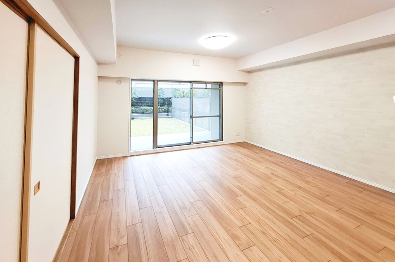 リビングダイニング：壁一部にアクセントクロスを貼り雰囲気を一新。