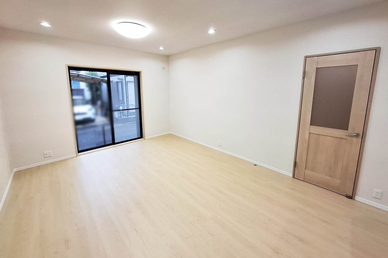 LDK：リフォーム済みでピカピカのリビングダイニングです。