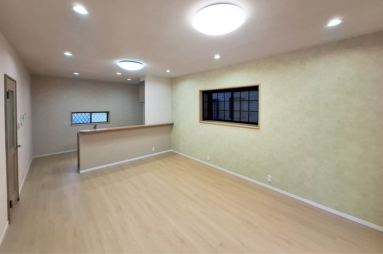 LDK：リビングの様子を見ながら料理ができるカウンターキッチンです。