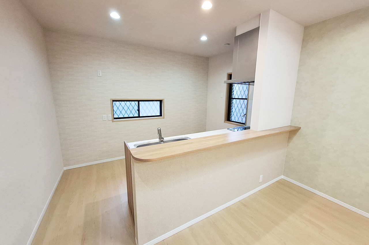 LDK：キッチンには背面と側面2つの窓があり、換気もラクラク。