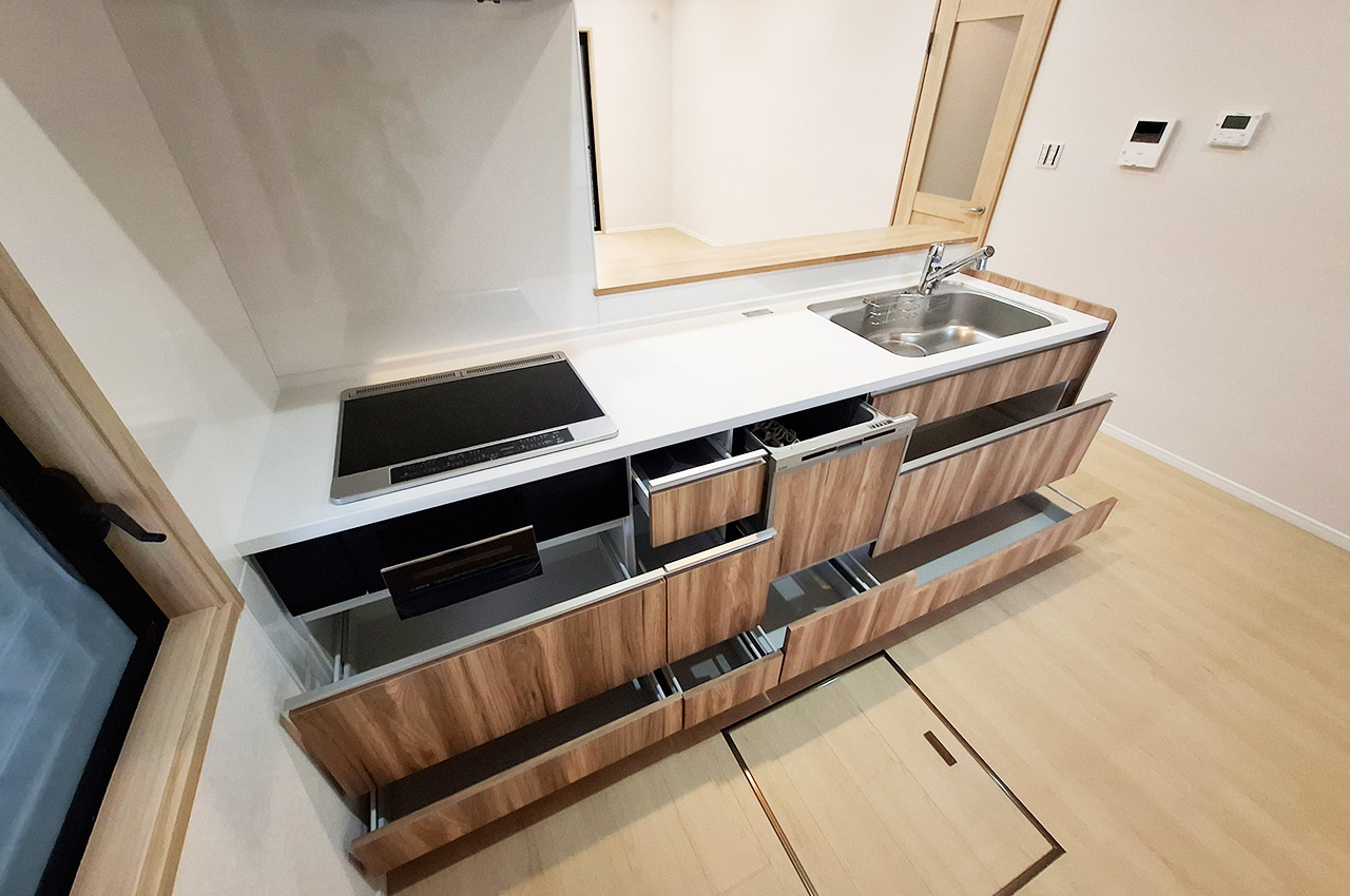 キッチン：収納力の高いシステムキッチンで整理整頓しやすい空間に。