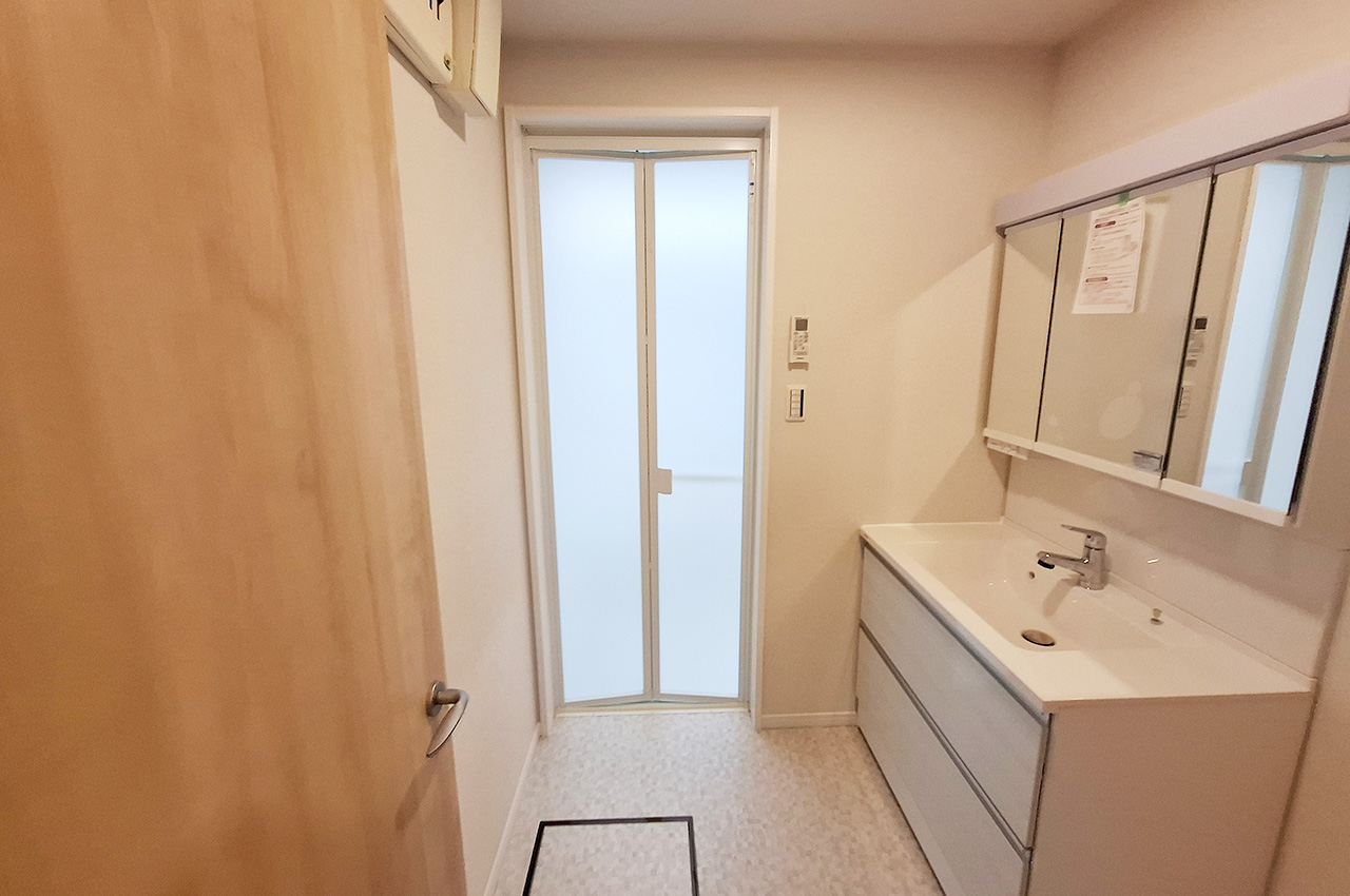 洗面室：新調した洗面台はワイドで身支度しやすい仕様です。