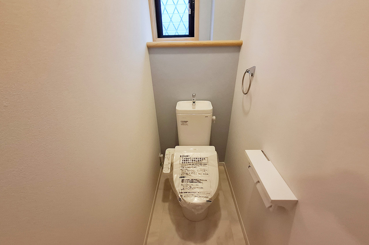 1階トイレ：壁・天井クロスを貼り替え、便器・温水洗浄便座新調済み。