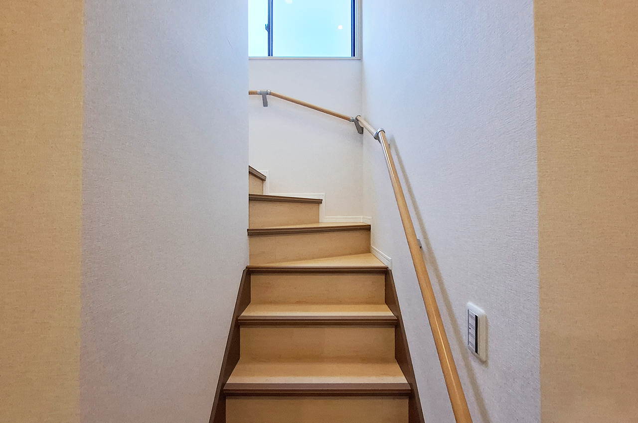 階段：手すりが付いた便利な階段です。
