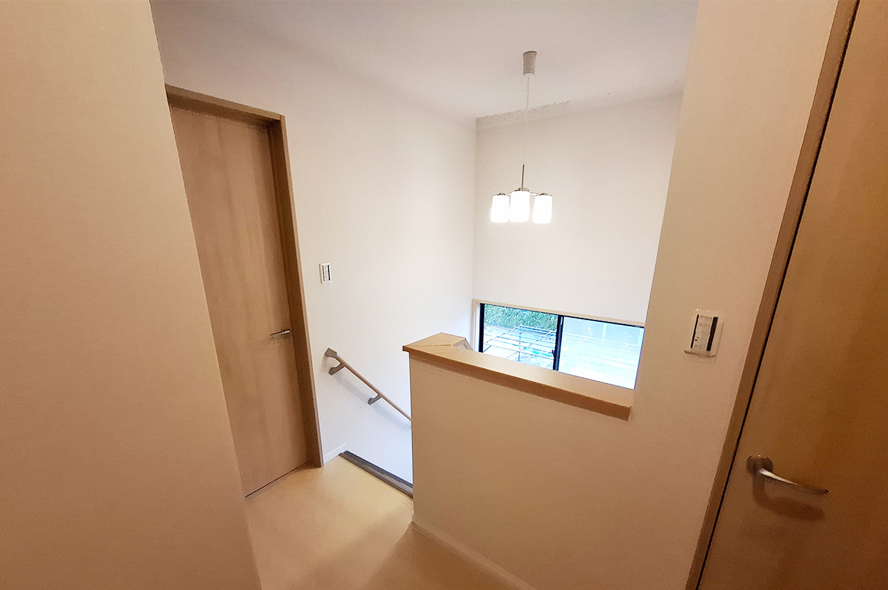 2階廊下：窓から光が入り、明るさを保てます。