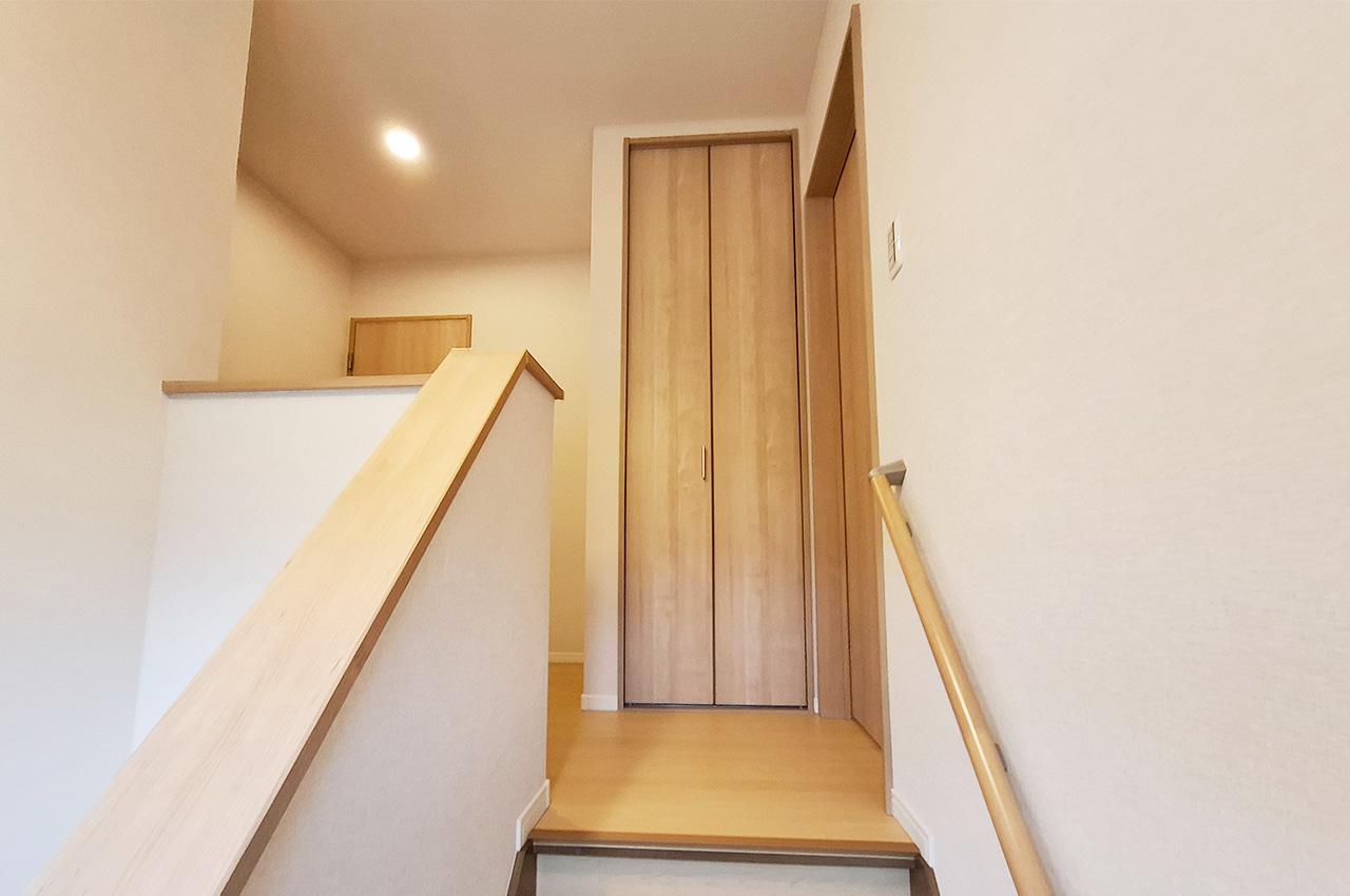 2階廊下：物入あり。