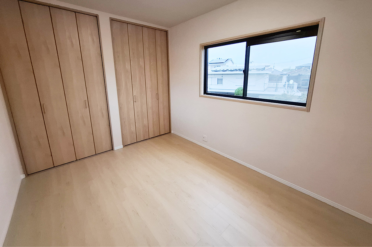 洋室①約6帖：壁・天井クロスを貼り替え、床フロアタイル新調済み。