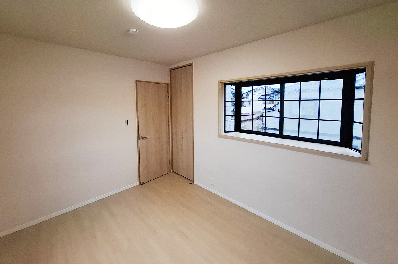 洋室①約6帖：出窓には置物や花瓶などお好みのインテリアを飾れます。