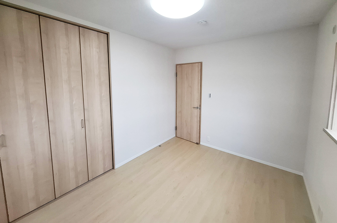 洋室②約6帖：壁・天井クロスを貼り替え、床フロアタイル新調済み。