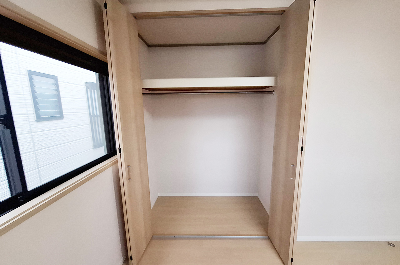 洋室②約6帖：クローゼット付き。