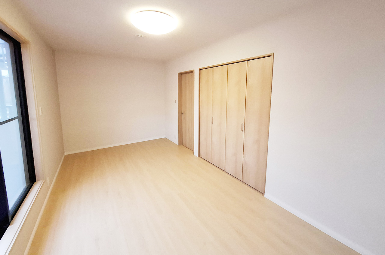 洋室③約9帖：壁・クロスを貼り替え、フロアタイルを新調。新しいアクセントクロスであたたかな雰囲気を。