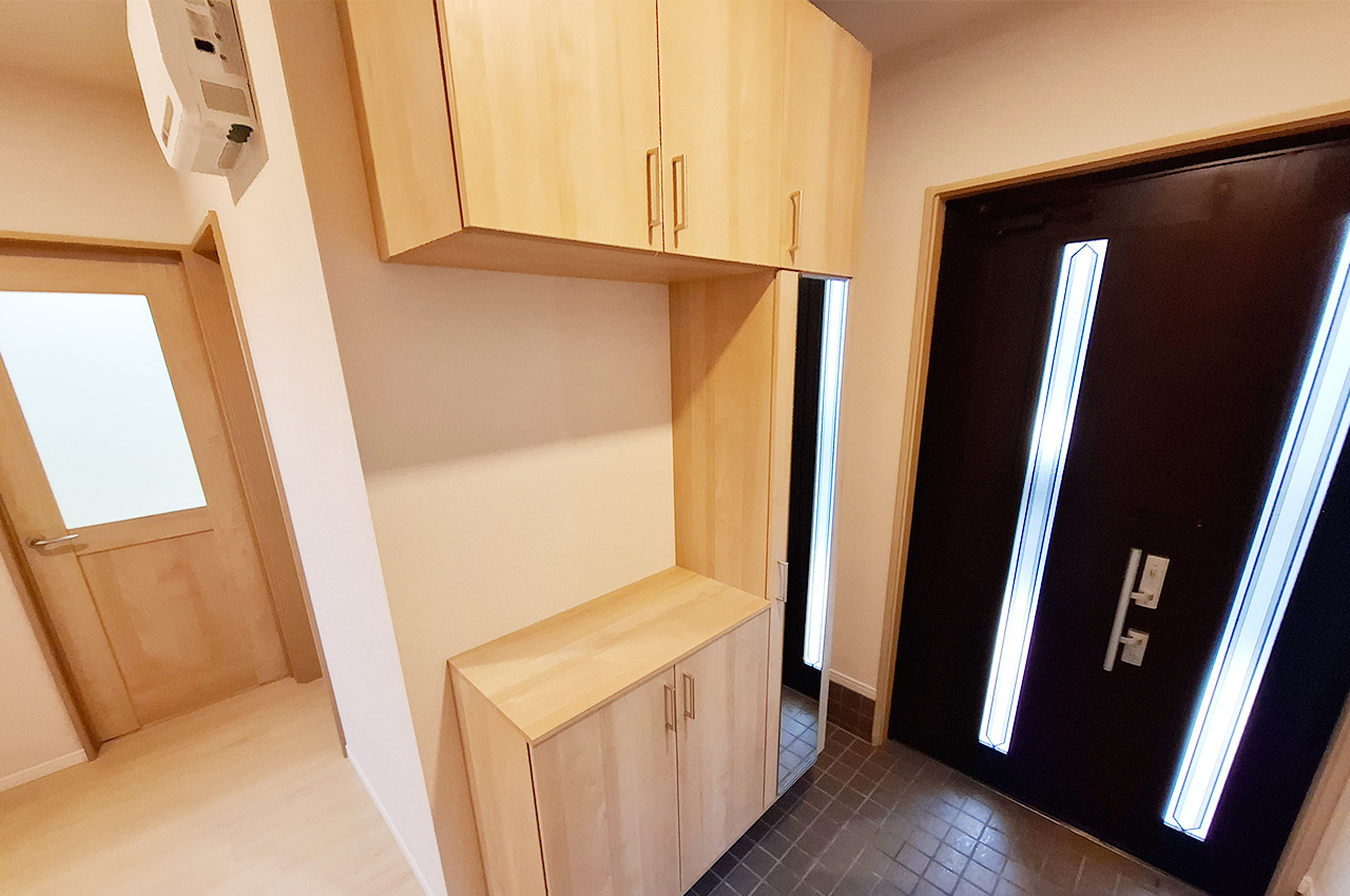 玄関：姿見付きの下駄箱があり、収納も身だしなみもばっちり。