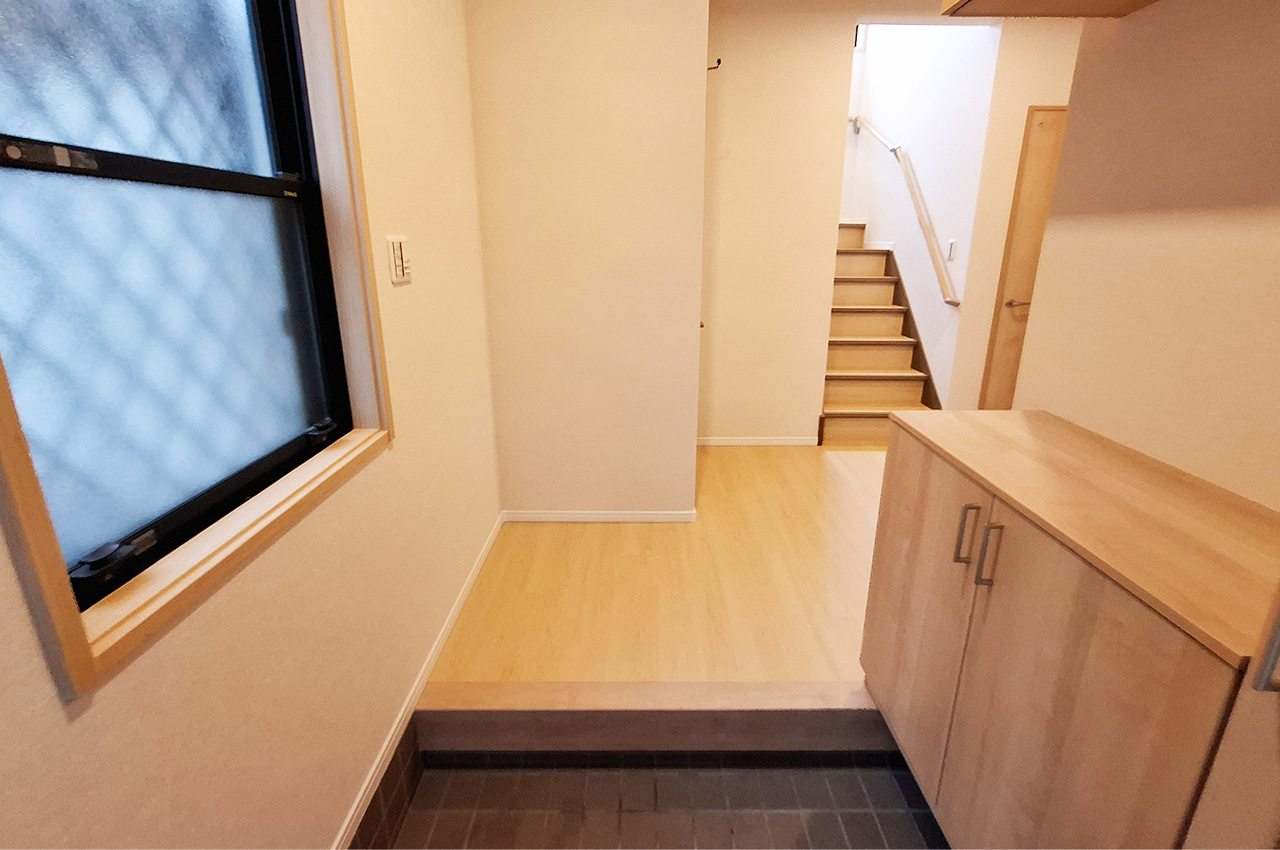 玄関：窓があり、いつでも換気が可能です。