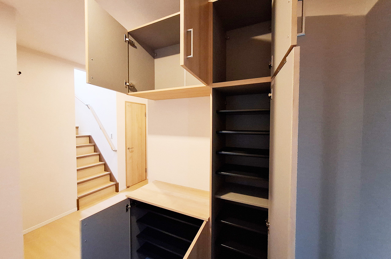 玄関：姿見付きの下駄箱あり。