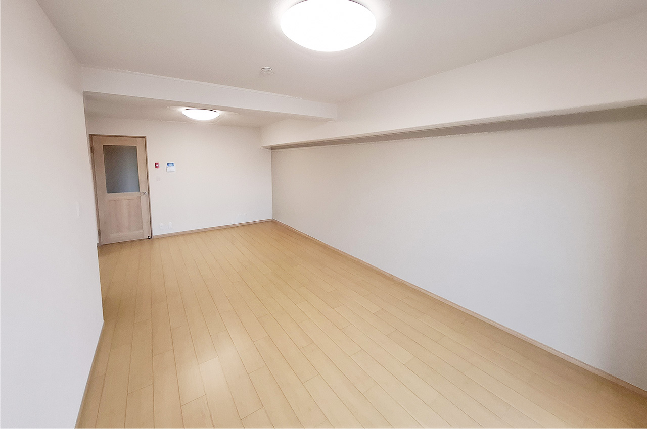 LDK:柔らかな雰囲気のベージュのアクセントクロスも新調済みです。