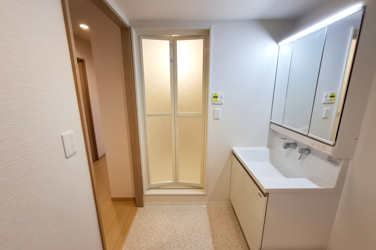 洗面室:クロス・フロアもリフォーム済みです。