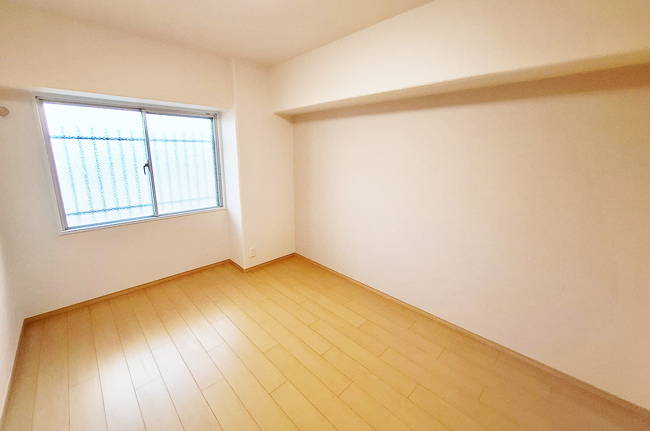 洋室①約6帖:クロスとフローリングを貼替え済み。