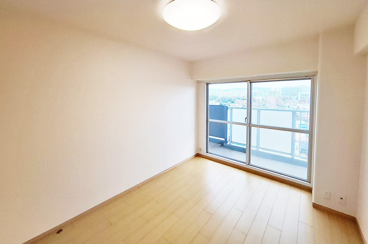 洋室②約6帖:クロスとフローリングを貼替え済み。