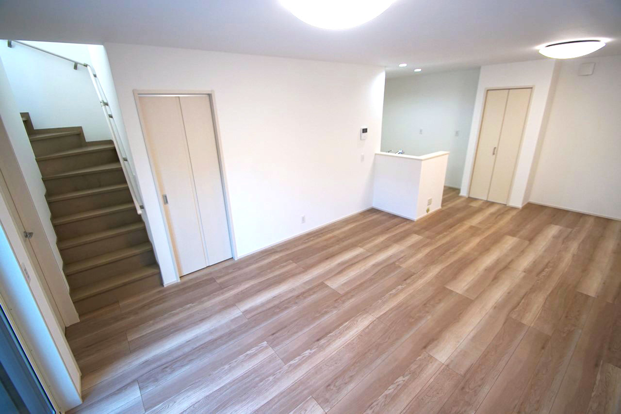 自然と家族が顔を合わせる機会が増えるリビング階段の間取り。家族間の会話も増えます。