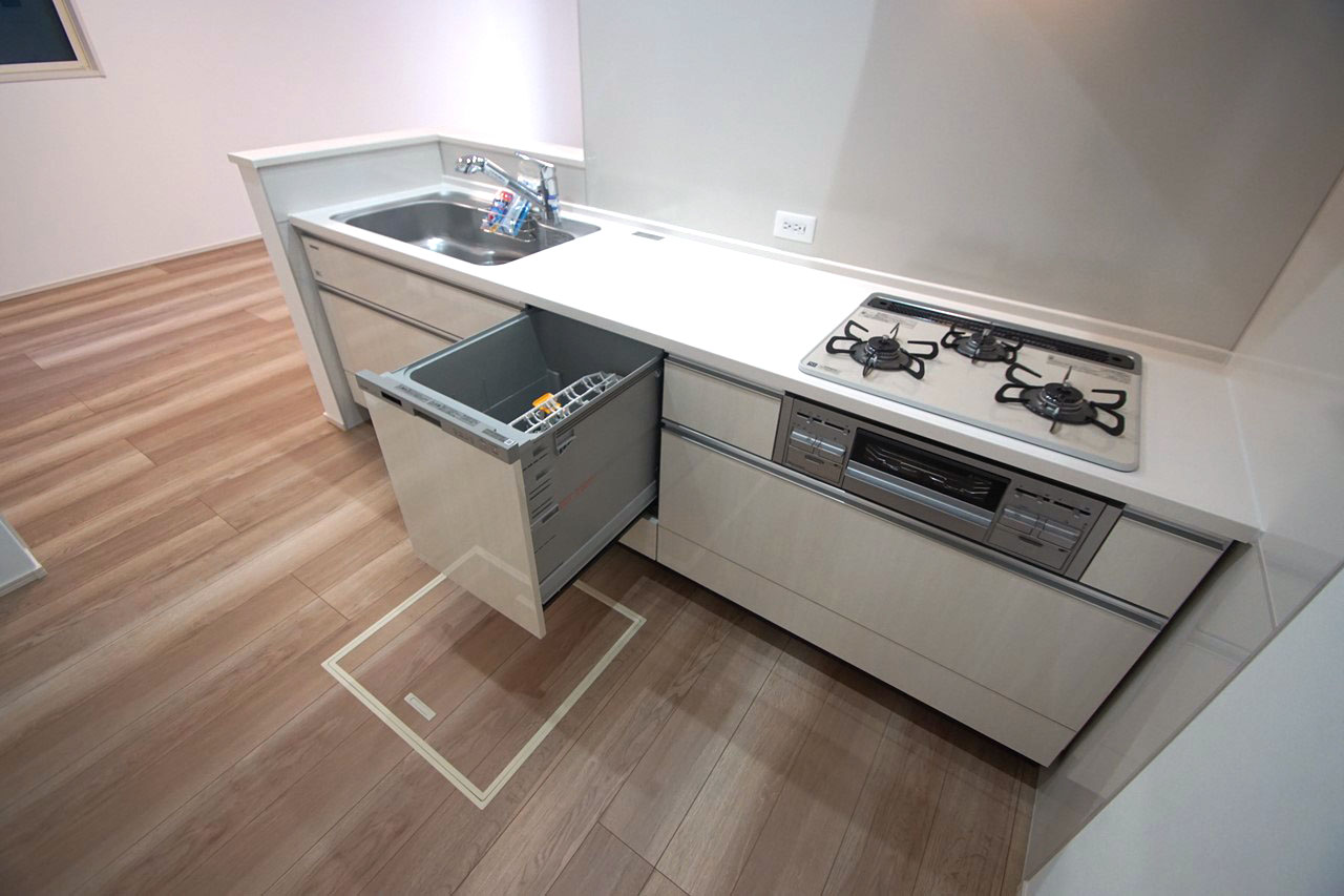 キッチンは、手洗いよりキレイに洗えて節水や時短にもなるうれしい食洗機付き。