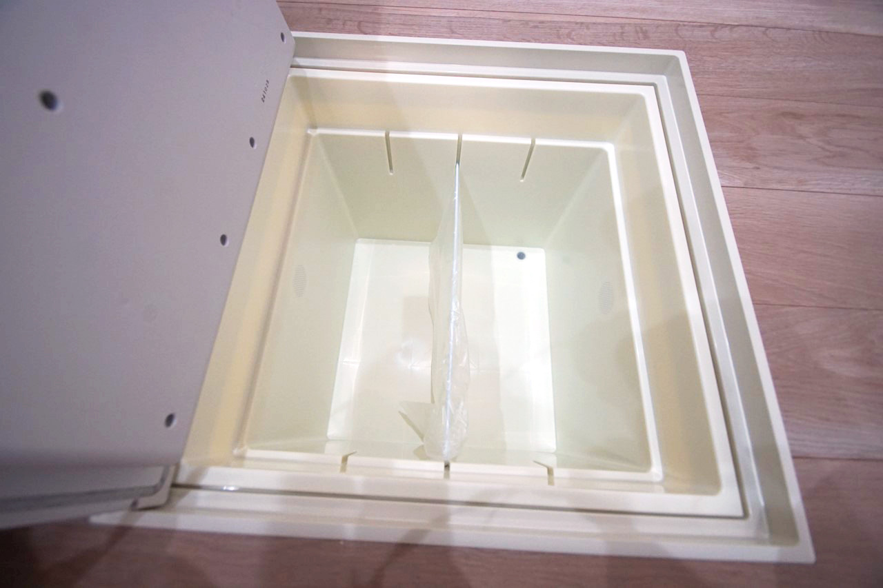 キッチン内の床下収納。缶詰や調味料などのストックに便利です。