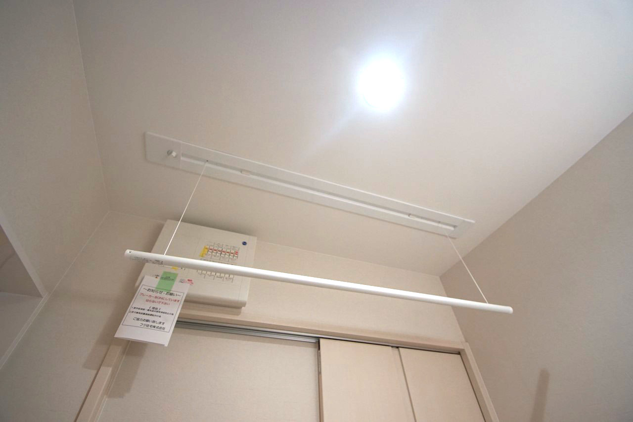 パウダールームには、お天気に関係なくお洗濯が干せる昇降式の室内物干（ホスクリーン）付き。