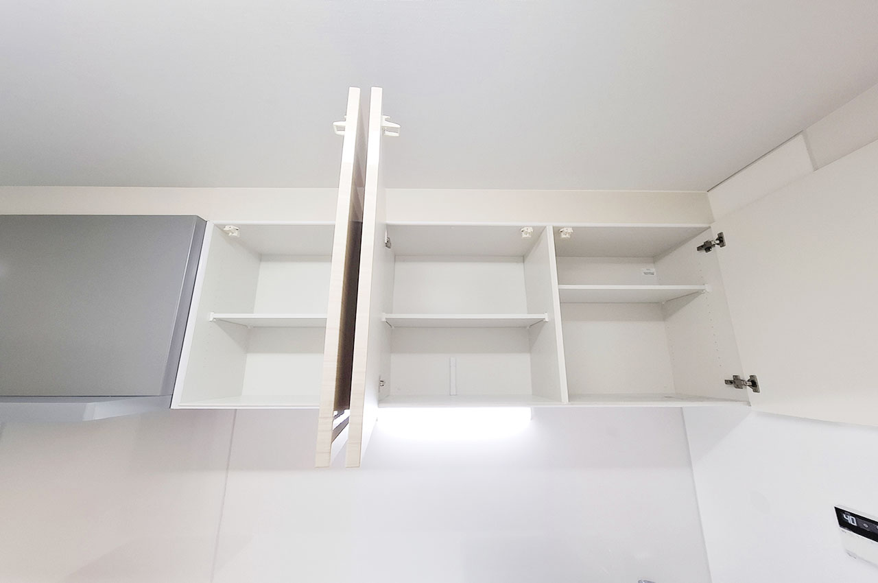 キッチン：吊戸棚