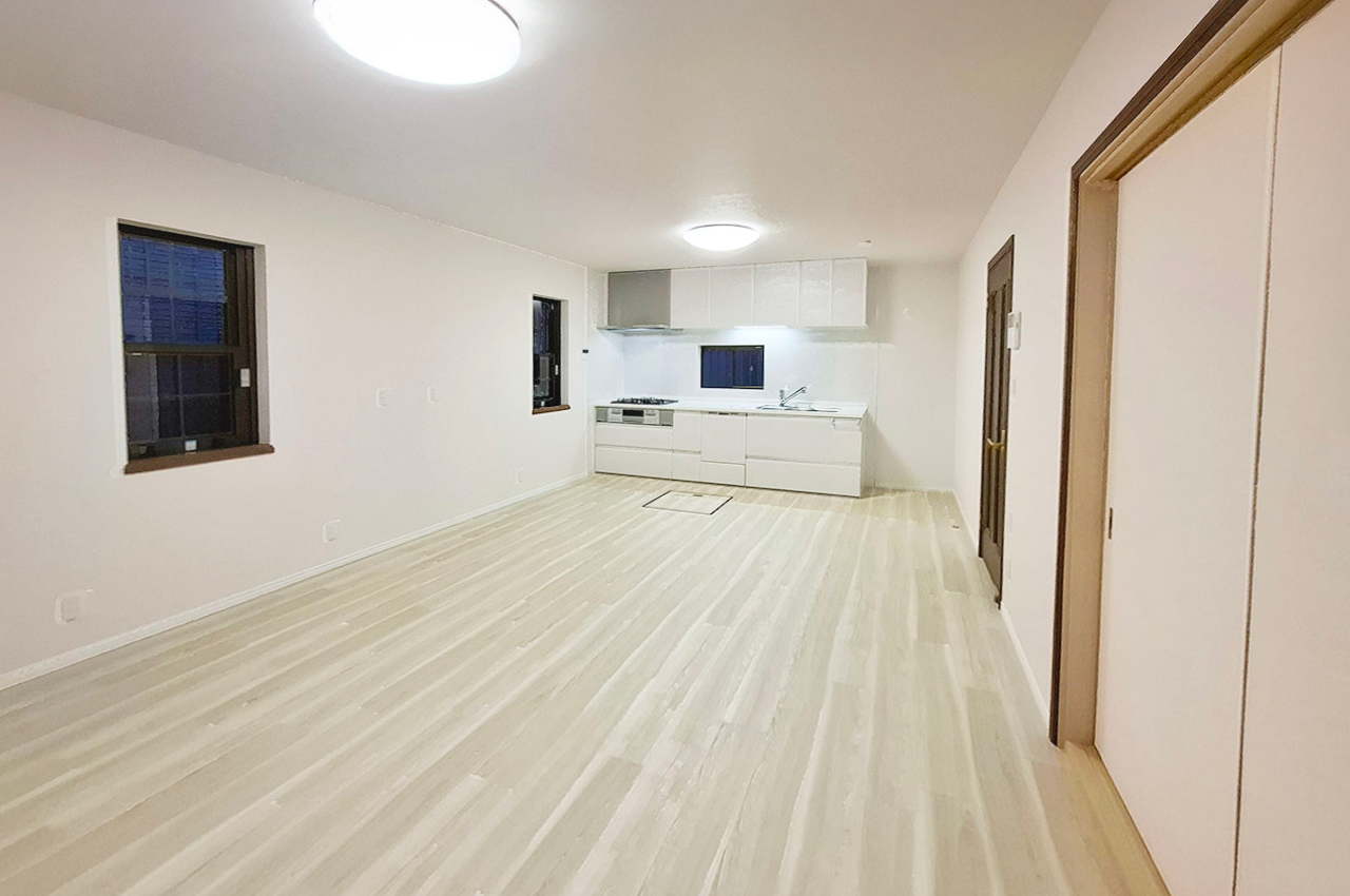 LDK 約14帖：三面採光で明るく開放的なLDK。