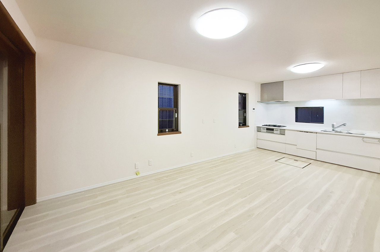 LDK 約14帖：スペースを有効に使える壁付キッチンで、家具配置もしやすい空間です。