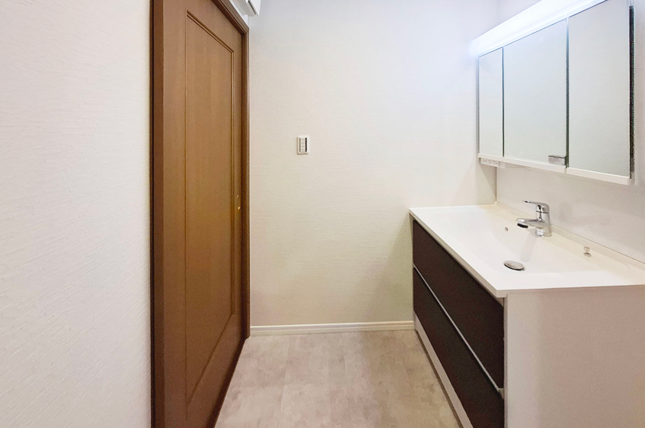 洗面室：クッションフロア貼替え済みです。