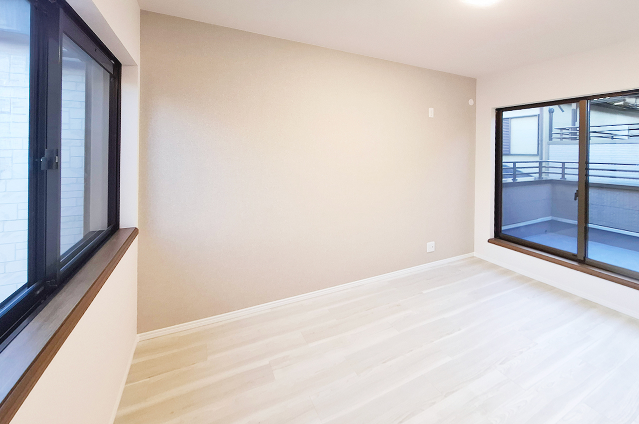 洋室① 約6帖：壁一部にアクセントクロスを貼り雰囲気を一新。