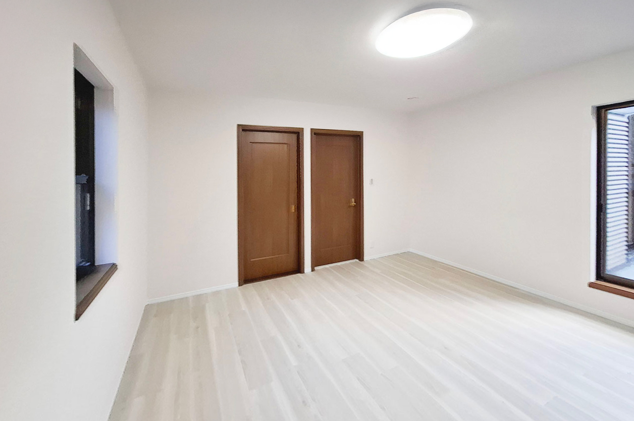 洋室② 約8帖：壁・天井クロスを貼替え、床フロアタイルを新調済み。