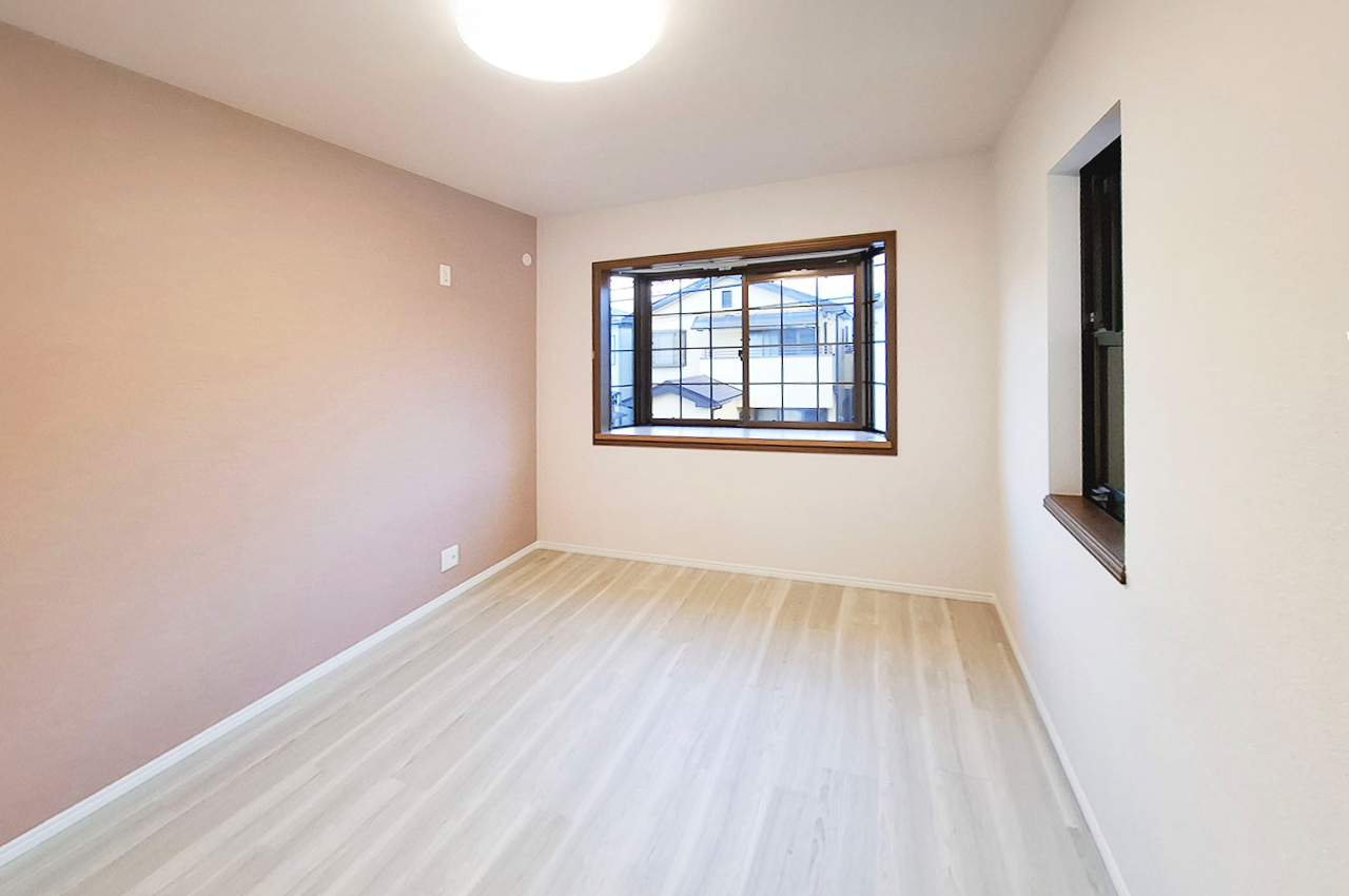 洋室③ 約6帖：壁一部にアクセントクロスを貼り雰囲気を一新。