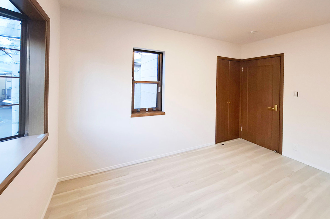 洋室③ 約6帖：壁・天井クロスを貼替え、床フロアタイルを新調済み。