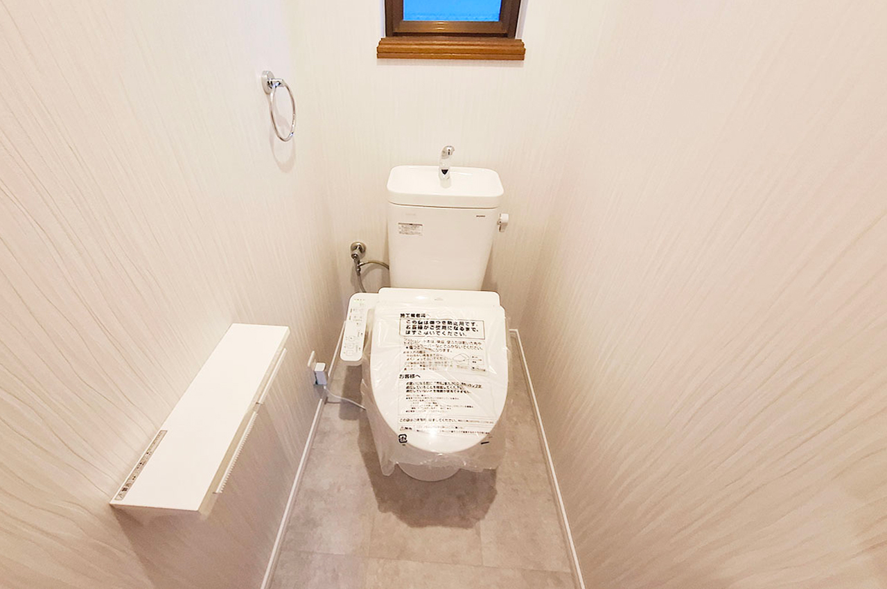 2Fトイレ：壁・天井クロスを貼替え、便器・温水洗浄便座を新調済み。