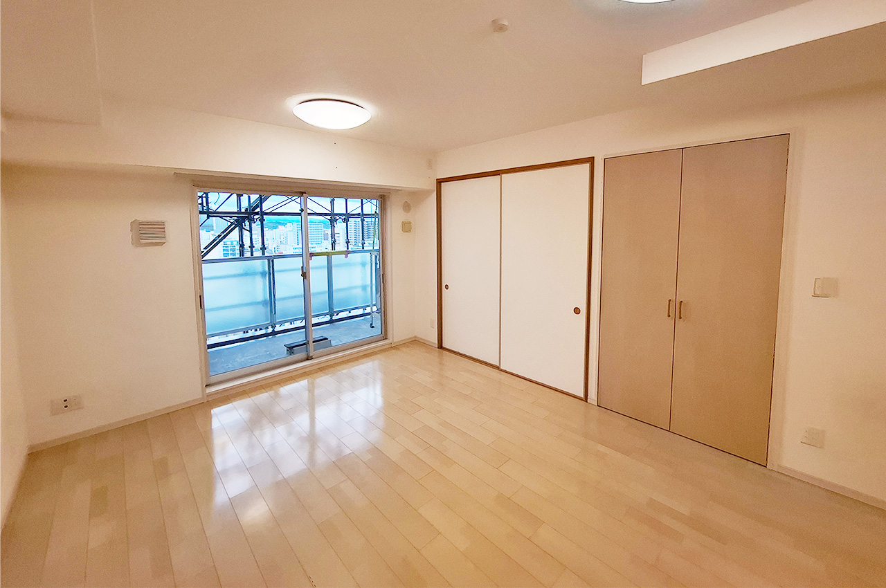 南東向きに面した明るいリビングダイニング。(写真は大規模修繕中に撮影したものです)