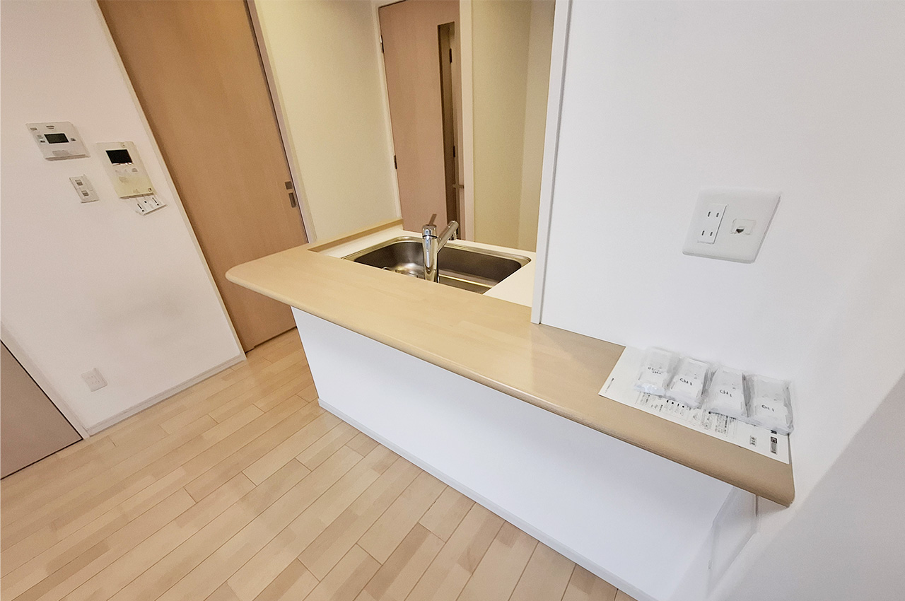 キッチンカウンター:配膳や小物置きにも便利なカウンタースペース。