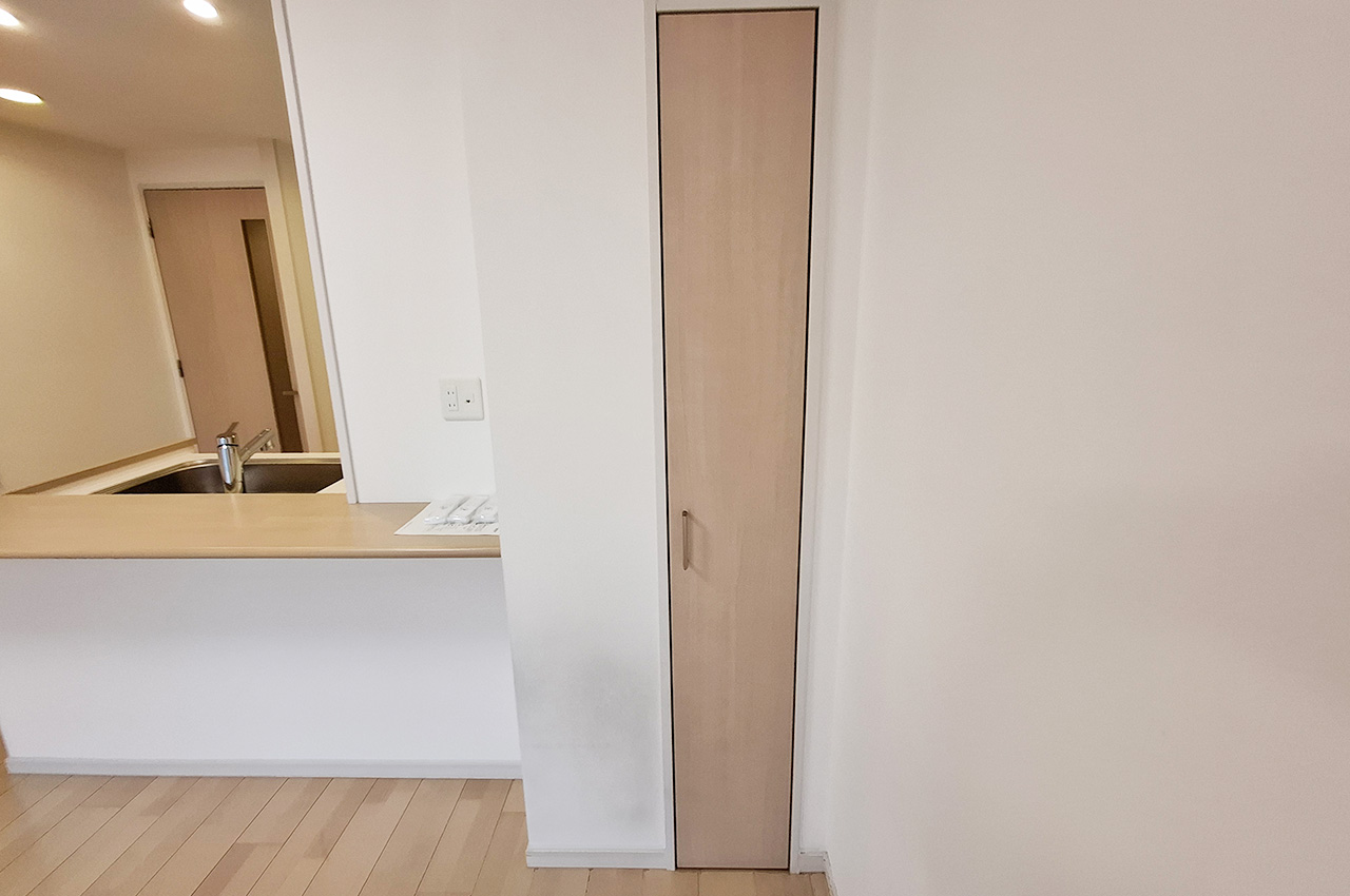 カウンター横のスリムな物入。日用品などの収納に便利です。