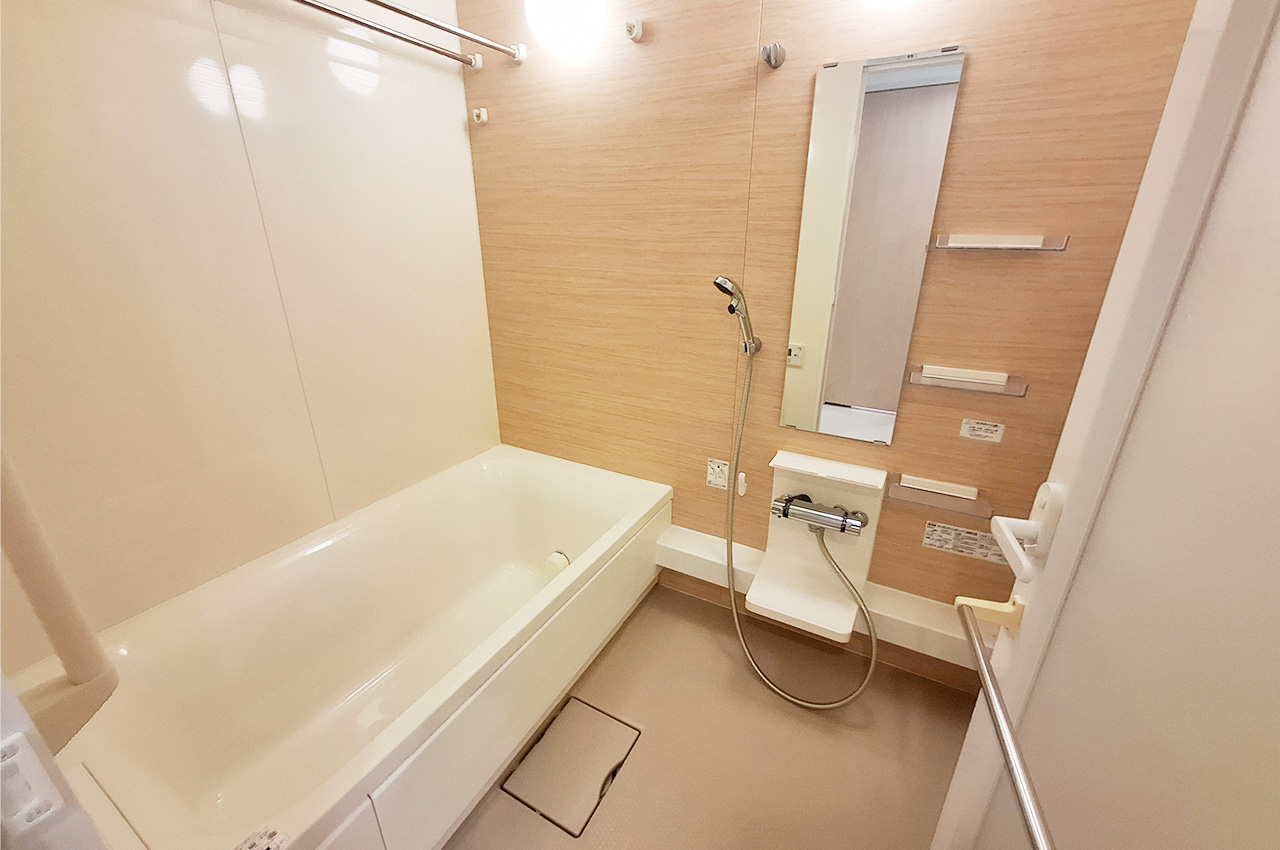 バスルーム:浴室乾燥機付き。