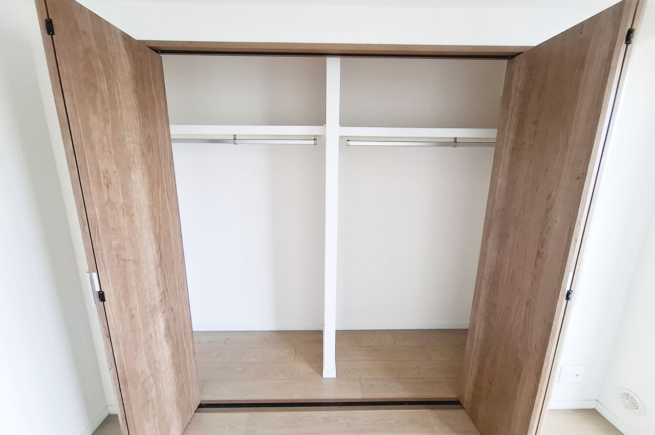 洋室②:ワイドクローゼット
