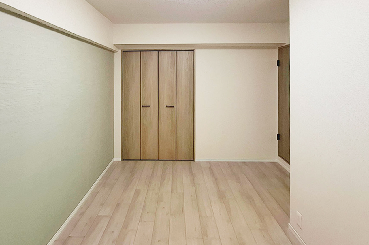 洋室②：壁の一部をアクセントクロスにし、雰囲気を一新。