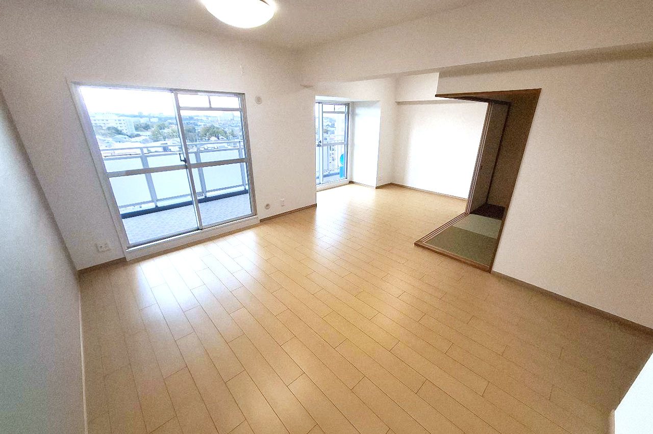 南西向きで明るく開放的なリビングダイニング。家族みんながのびのびと寛げるスペースです。