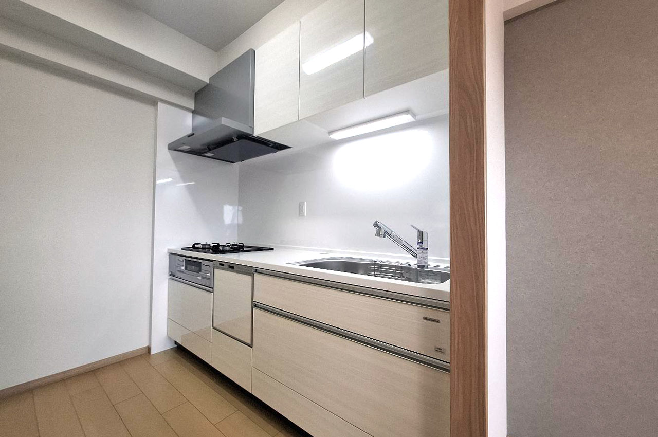 キッチン内もピカピカにリフォーム。タカラスタンダードの食洗機付きシステムキッチンを新調済みです。