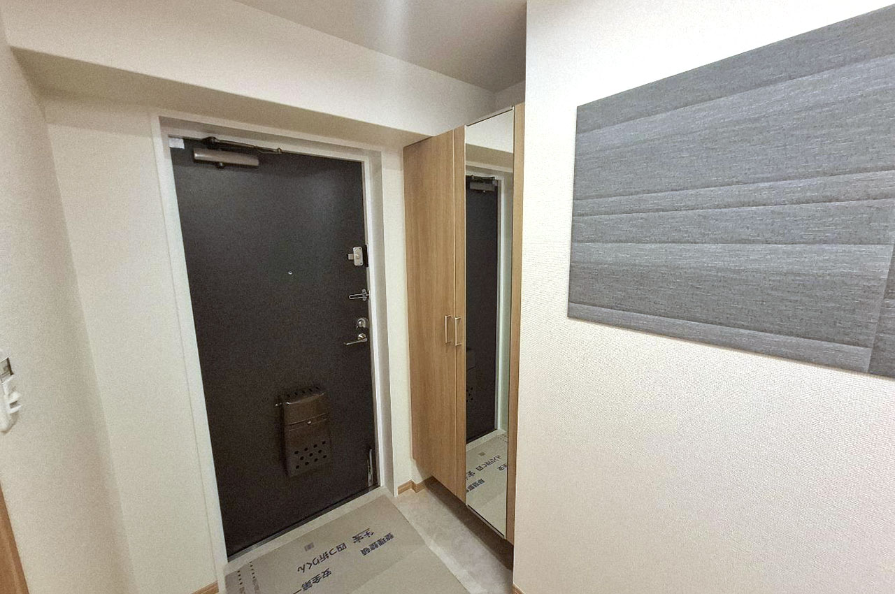 玄関や廊下もピカピカにリフォーム。便利な姿見付きの下駄箱も新調しました。